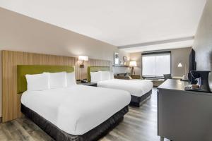 亚特兰大亚特兰大机场江山旅馆的酒店客房设有两张床和电视。