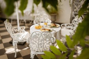 卢布尔雅那奥勒格酒店的一张白色桌子,上面放着食物板