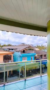 布雷夫斯Hotel & Residencial Marajoara的从游泳池欣赏到大楼的景色