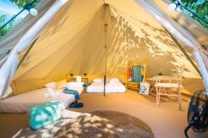 圭哈尔谢拉Kampaoh Sierra Nevada的帐篷配有两张床和一张桌子