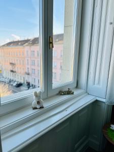 布达佩斯Danube Panorama apartments的坐在窗台上的白泰迪熊