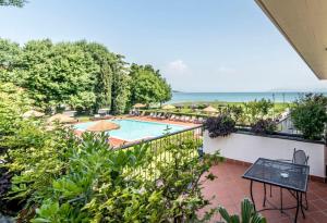 西尔米奥奈米斯特拉尔帆船酒店的从房子的阳台上可欣赏到游泳池的景色