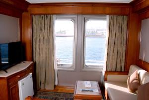 阿斯旺Nile Cruise Luxor Aswan 3,4 and 7 nights的一间客厅,在船上设有大窗户