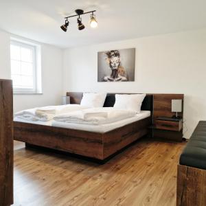 KüllstedtDM Hotes & Apartments - Apartment Pfarrgasse 09的一间卧室,卧室内配有一张大床
