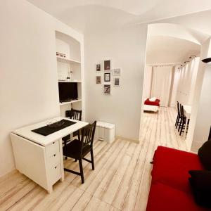 都灵Casa di Carlo, con Poli, metro, caffè a due passi的白色的客房配有书桌和桌椅