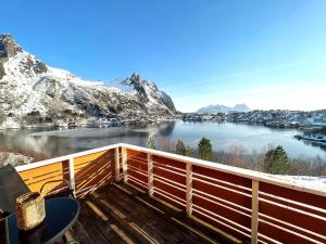 斯沃尔韦尔Hytte i Svolvær的享有湖泊和山脉美景的阳台。