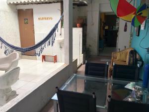 累西腓Lê'Frevo Pernambucano Hostel的客房享有带玻璃桌和椅子的客房的景致。