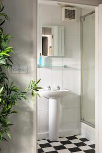 林肯Brayford House的白色的浴室设有水槽和淋浴。