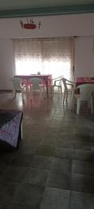洛马斯-德萨莫拉Hostel Dakini的客房设有桌椅和窗户。