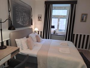 诺尔雪平斯特兰德酒店的一间卧室配有一张床、一张书桌和一个窗户。