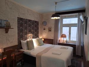 诺尔雪平斯特兰德酒店的一间卧室设有一张大床和一个窗户。