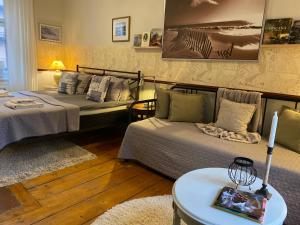 诺尔雪平斯特兰德酒店的一间卧室设有两张床和一张带蜡烛的桌子