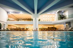 克卢日-纳波卡意大利圆山酒店的酒店大堂的游泳池