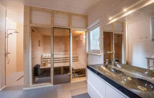 鲁拉Lovely Home In Ruhla With Sauna的浴室配有2个盥洗盆和1个浴缸。
