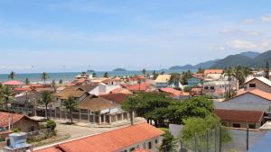 佩鲁伊比Resort Saúde Premium的享有拥有房屋的城镇和大海的景色