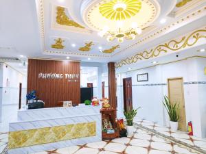 芹苴Phuong Thuy Hotel的酒店大堂设有前台和吊灯