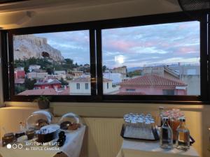 雅典拜伦酒店的从窗户可欣赏到城市美景