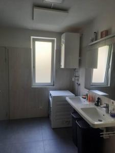 格拉茨Quiet Room with shared kitchen bathroom的一个带水槽和窗户的小厨房