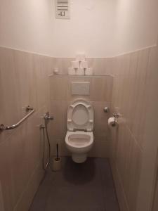 格拉茨Quiet Room with shared kitchen bathroom的一间位于摊位的卫生间浴室