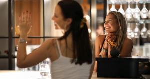 哥德堡克拉丽奥保斯特酒店的坐在酒吧里跟另一位女人说话的女人