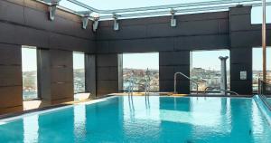 哥德堡克拉丽奥保斯特酒店的一座大型游泳池,位于一座带窗户的建筑内