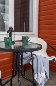 波尔沃Kesäelo的两个绿咖啡杯坐在门廊的桌子上