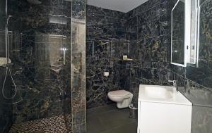 梅奥Moy Hotel的浴室配有卫生间、盥洗盆和淋浴。