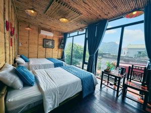 宁平Trang An Moon Garden Homestay的一间卧室设有两张床和大窗户