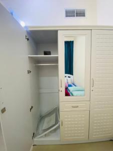 乌姆盖万Serene Nest的一间设有白色衣柜和一张床的房间
