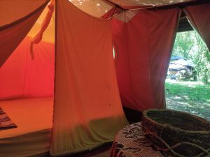 VrčinDifferent Belgrade camping的橙色和红色的帐篷,前面设有桌子