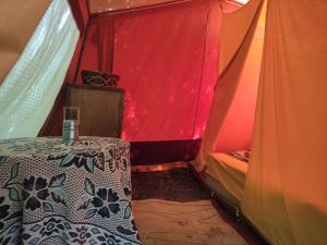 VrčinDifferent Belgrade camping的帐篷内带桌子的房间