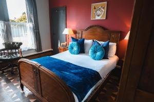 赫里福德The Godwins的一间卧室配有一张带蓝色枕头的大床