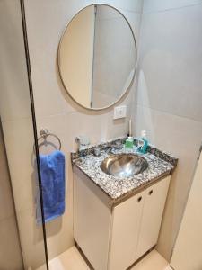 波萨达斯Costanera Vista的一间带水槽和镜子的浴室