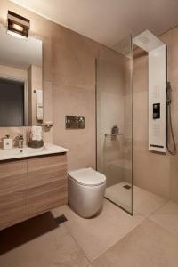 雅典CW Athens Riviera Suite的带淋浴、卫生间和盥洗盆的浴室