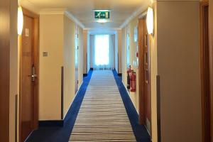 希灵登Colnbrook Hotel London Heathrow Airport的医院走廊,有长长的走廊