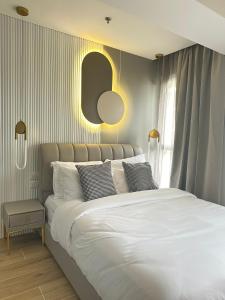 特拉维夫Allenbeach TLV- apart Hotel- Adults only的卧室配有一张带两个枕头的大白色床