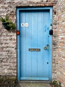 多德雷赫特Monumental Studio, City Centre Dordrecht的砖墙中的蓝色门,有56个