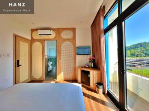 富国HANZ Sofia Hotel Grand World的一间卧室设有一张床和一个大窗户