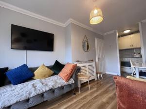 都柏林Riverside South Dublin City 2 bedroom的客厅配有带色彩缤纷枕头的沙发