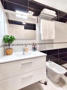 阿德耶Sunshine Escape with ocean view的白色的浴室设有水槽和卫生间。