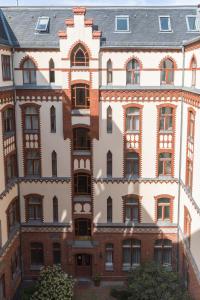 柏林martas Hotel Berlin-Mitte的一座拥有许多窗户的大型砖砌建筑