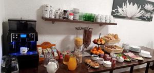 ČíměřWellness Penzion Life的一张带早餐食品的桌子和一个咖啡壶