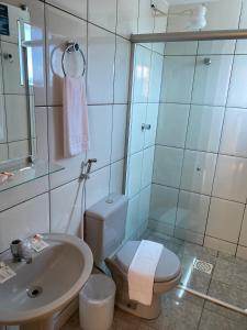 Gama锡罗斯酒店 的一间带卫生间和水槽的浴室