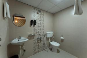 班加罗尔Sai Bliss International, Bangalore的一间带卫生间和水槽的浴室