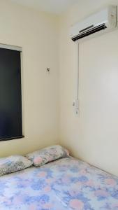 布雷夫斯Hotel & Residencial Marajoara的一间卧室配有一张床和一台平面电视