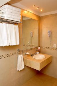 布宜诺斯艾利斯因特苏尔桑特尔摩酒店的浴室配有盥洗盆、镜子和毛巾