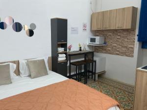 埃尔哥茨拉Privilge Gzira的小房间设有床和厨房