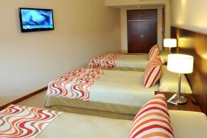 布宜诺斯艾利斯因特苏尔桑特尔摩酒店的一间酒店客房,设有两张床和电视
