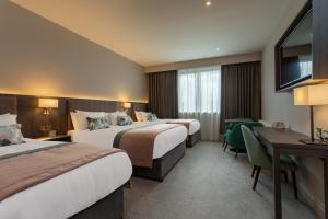 克莱尔莫里斯麦克威廉姆公园酒店的酒店客房配有两张床和一张书桌