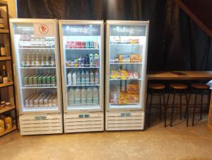圣若泽杜斯坎普斯Summit Flat Service的两个冰箱,备有饮料和一张桌子